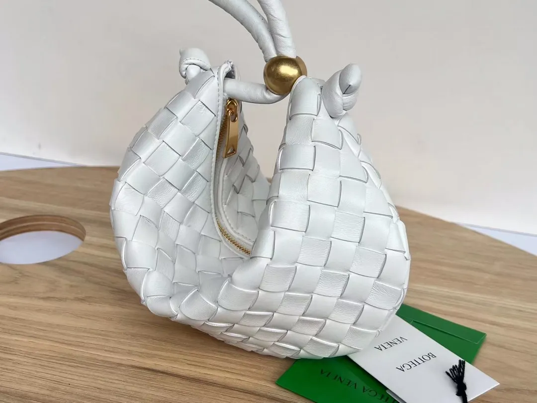 Batch 1260 BV has released a new product, TURN 6699-3 #Recommended New Hot Style It is still the classic woven logo that we can recognize at a glance. It is really a unique shape that is both familiar and unfamiliar! Made of sheepskin weaving, with beautiful gold beads on the shoulder straps for free adjustment. You can switch between shoulder and handbags at will. It has a concave and convex shape anytime and anywhere. It is a practical king with a unique personality. With the right color combination, it can be sweet or salty. It is full of style. Summer catwalk style is beautiful. Pull it out quickly. Size: 40*3*24